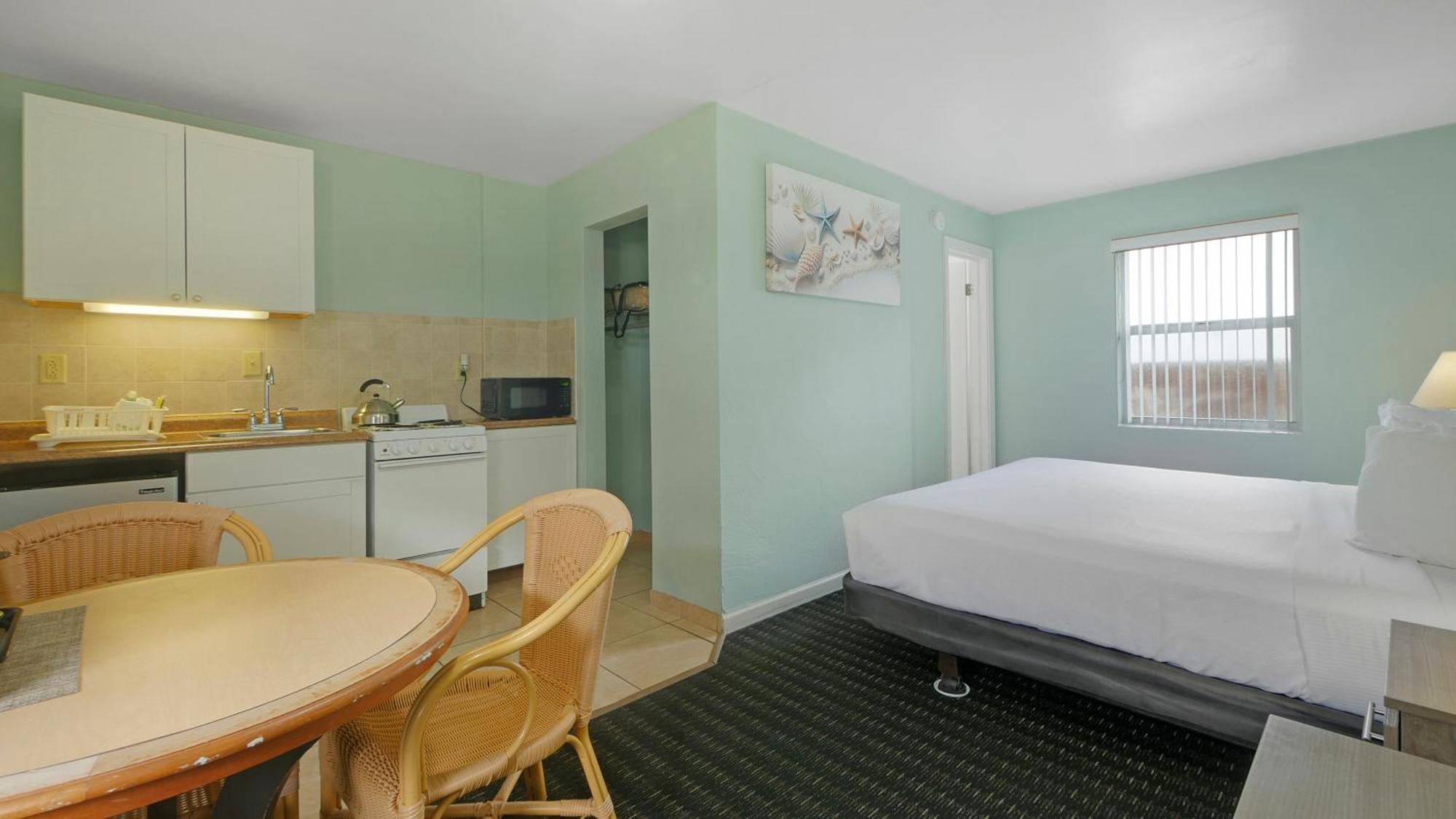Ocean Court Beachfront Hotel Дейтона-Бич Экстерьер фото
